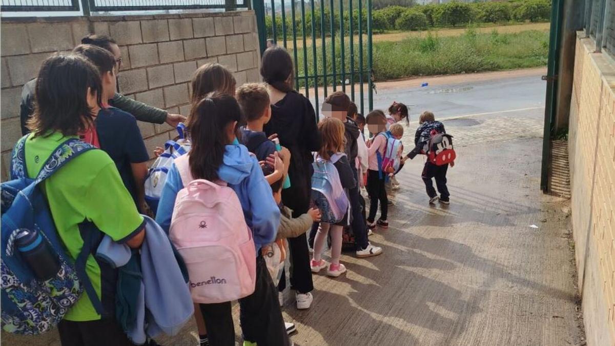 Alumnos del CEIP Blasco Ibáñez de Moncada esperan la llegada del bus escolar.