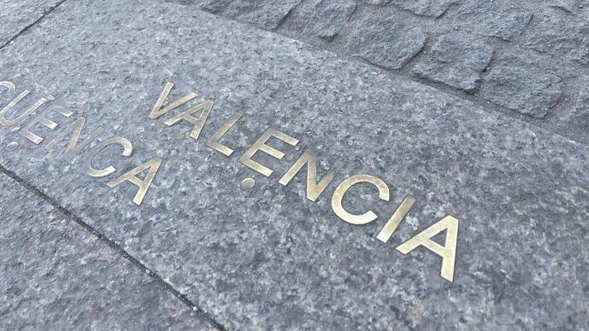 Nombre de la ciudad de Valencia (sin acento) en el Kilómetro 0 de la Puerta del Sol.
