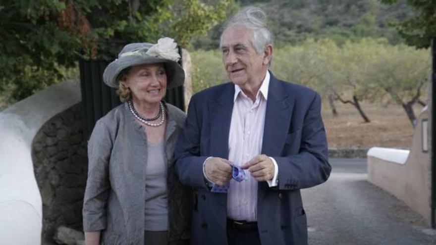 Los recién casados, Jorge Dezcallar y Teresa Eça, en los jardines de Sa Simentera de Canet.