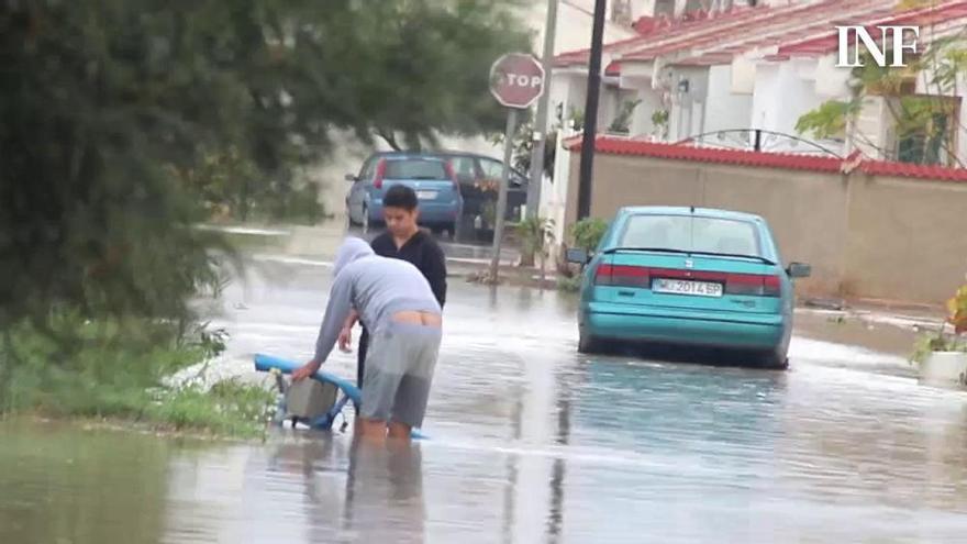 Inundaciones en Torrevieja: Los vecinos achican agua y atraviesan calles con el agua por los tobillos