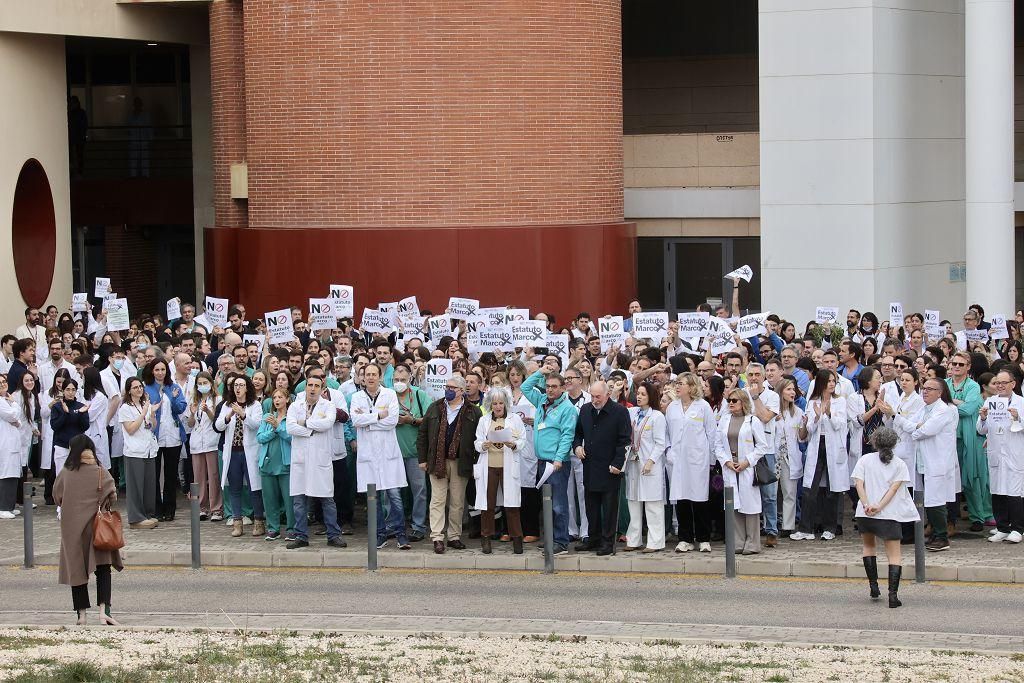 La protesta de los médicos contra el Estatuto Marco de Sanidad a las puertas de la Arrixaca, en imágenes