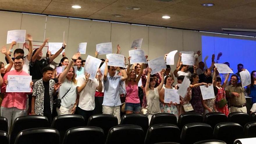 Alumnos de Apsa en el acto de entrega de diplomas este jueves en Elche tras terminar sus formaciones