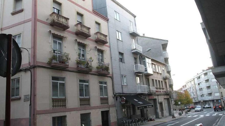 Una vista del edificio (el segundo por la izquierda) en el que supuestamente nació el bebé y donde vive su madre. // Iñaki Osorio