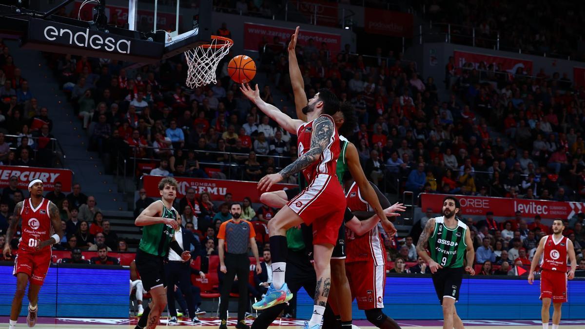 Santi Yusta deja una bandeja en el encuentro ante el Joventut.