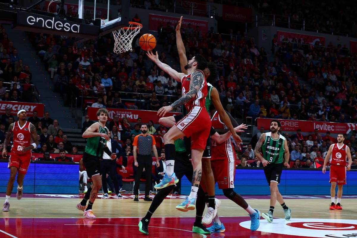 Santi Yusta deja una bandeja en el encuentro ante el Joventut.