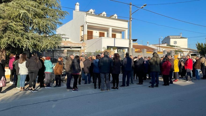 Vecinos de varias pedanías de Puente Genil se concentran por un asalto a un matrimonio mayor en su casa