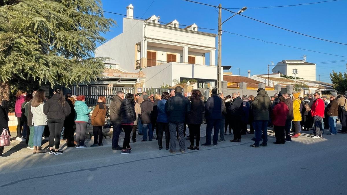 Concentración a las puertas de la vivienda de la pareja agredida.