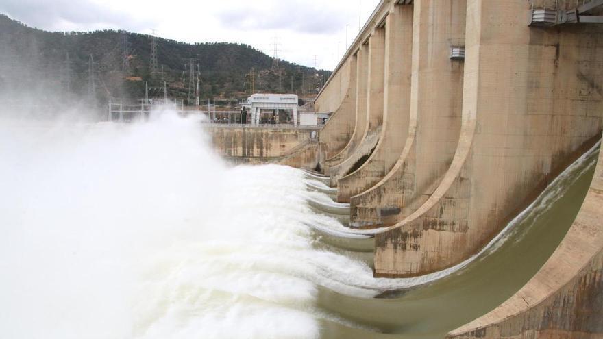 Imágenes de la apertura de compuertas en el pantano de Riba-roja d’Ebre por la crecida controlada del río.10-03-2026