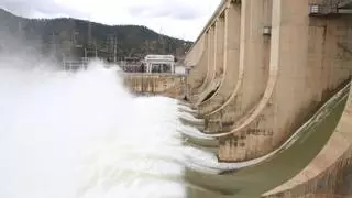 Los embalses del Ebro vuelven a abrir compuertas en la 'operación sedimentos': "Esta crecida será muy útil para los investigadores"