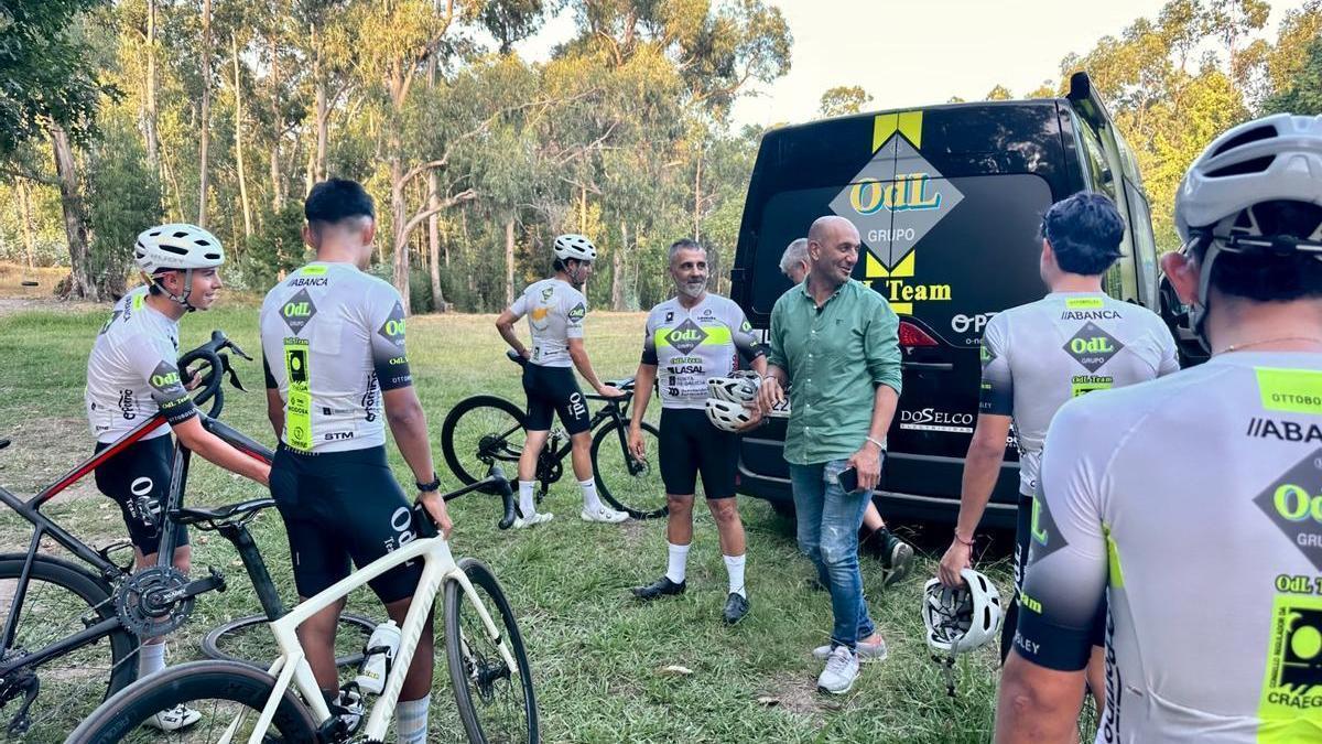 El alcalde de Porriño, Alejandro Lorenzo, con ciclistas del OdL Team.