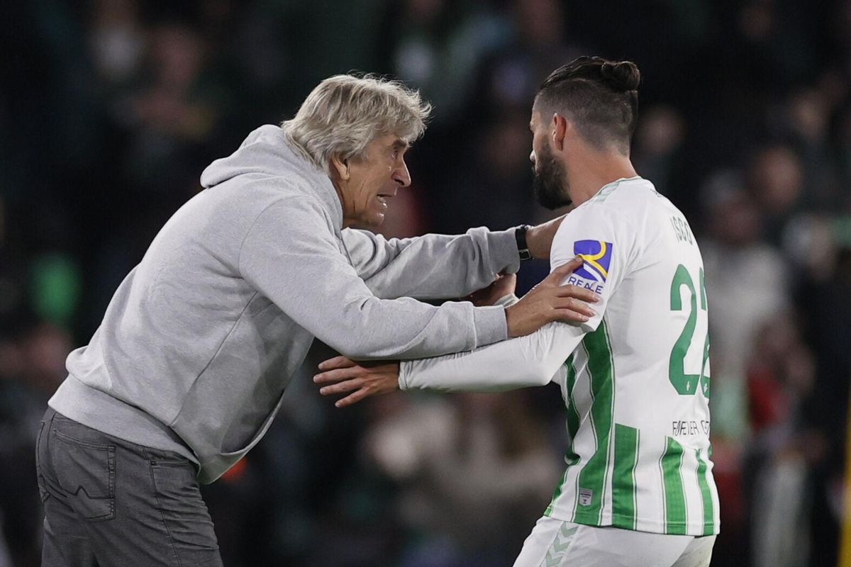 Isco Alarcón celebra con Manuel Pellegrini el primer gol del equipo bético durante el encuentro de la jornada 21 entre Real Betis y FC Barcelona en el Benito Villamarín
