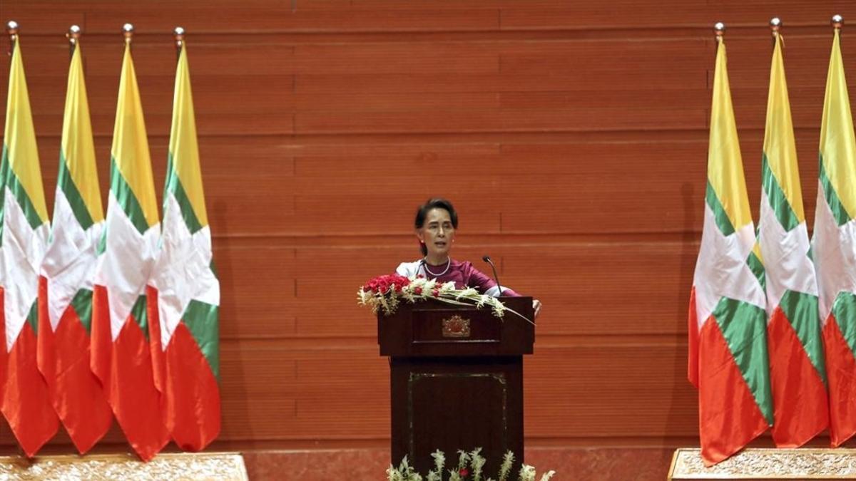 zentauroepp40182339 myanmar s state counsellor aung san suu kyi delivers a telev170919095755