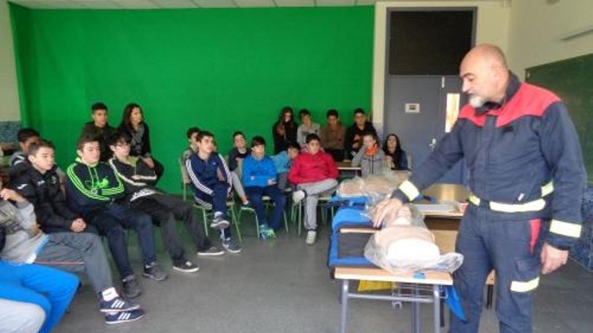 Una charla sobre primeros auxilios para alumnos del CPI Lorenzo Baleirón, de Dodro