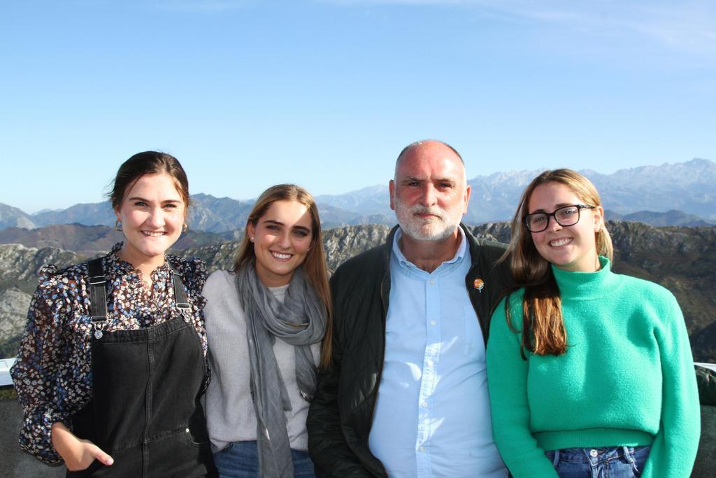 José Andrés y sus hijas.