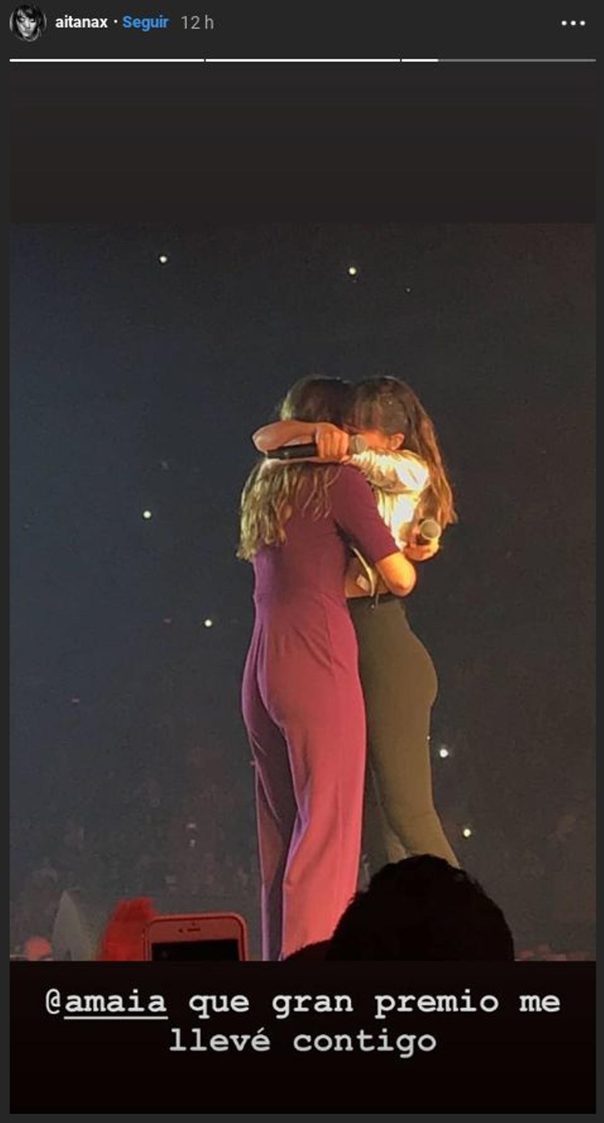 Abrazo de Amaia y Aitana en el último concierto de OT