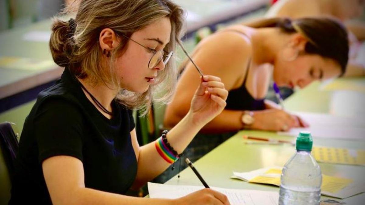 Alumnas universitarias, durante un examen.