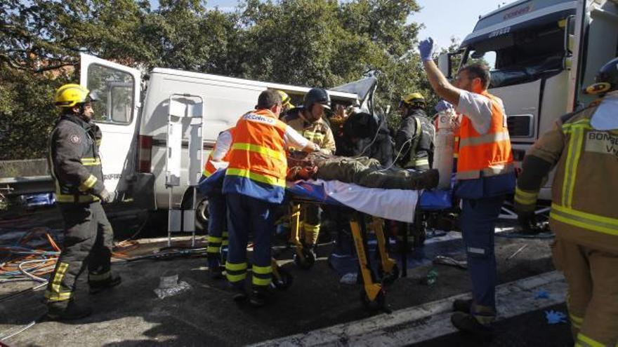 Un joven muerto y otro grave tras impactar su furgoneta contra un camión en Redondela