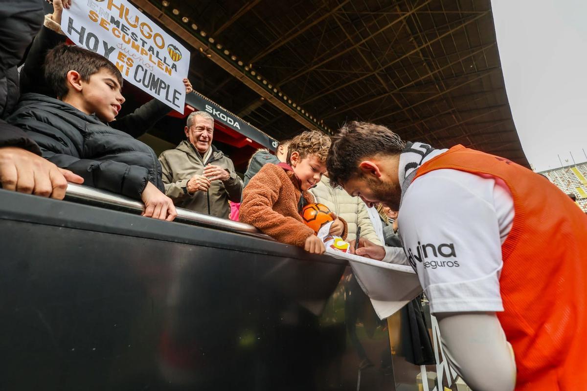 Búscate en las gradas de Mestalla durante el entrenamiento del Valencia CF