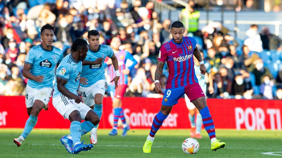 Memphis controla un balón ante el Celta