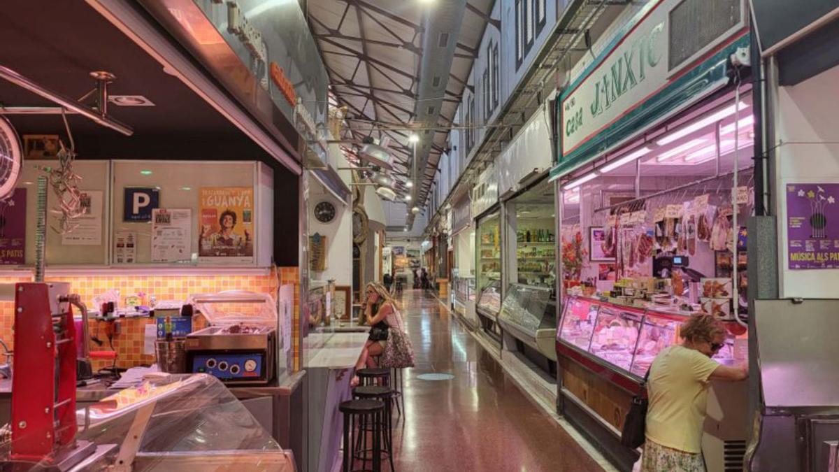 El mercat té una cinquantena de paradistes | AJ OLESA