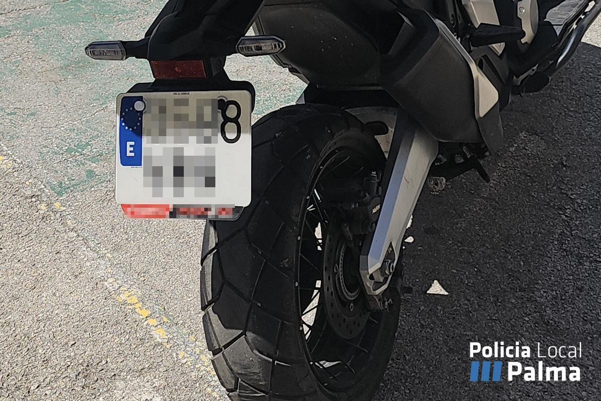 La moto con la matrícula manipulada en Palma.