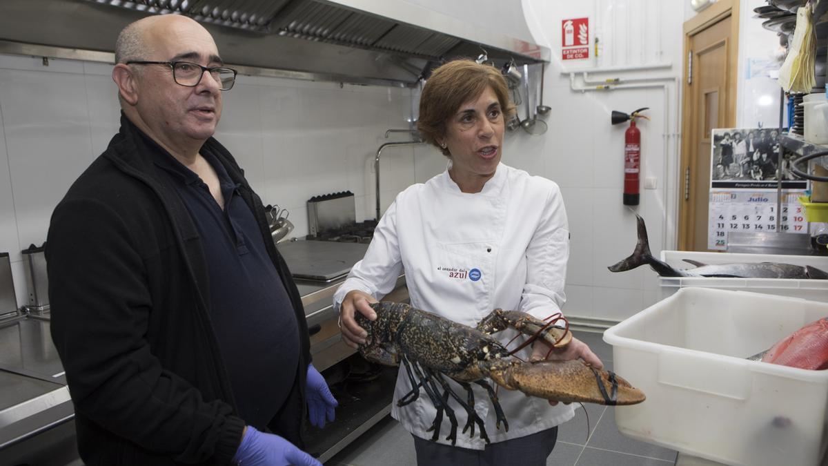 MIERES, FOGONES KM 0. RESTAURANTE EL CENADOR AZUL. ANA FE RECIBE EL PESCADO DE PEPE LANZA, DE SPORT, PESCADOS Y MARISCOS DE LUARCA