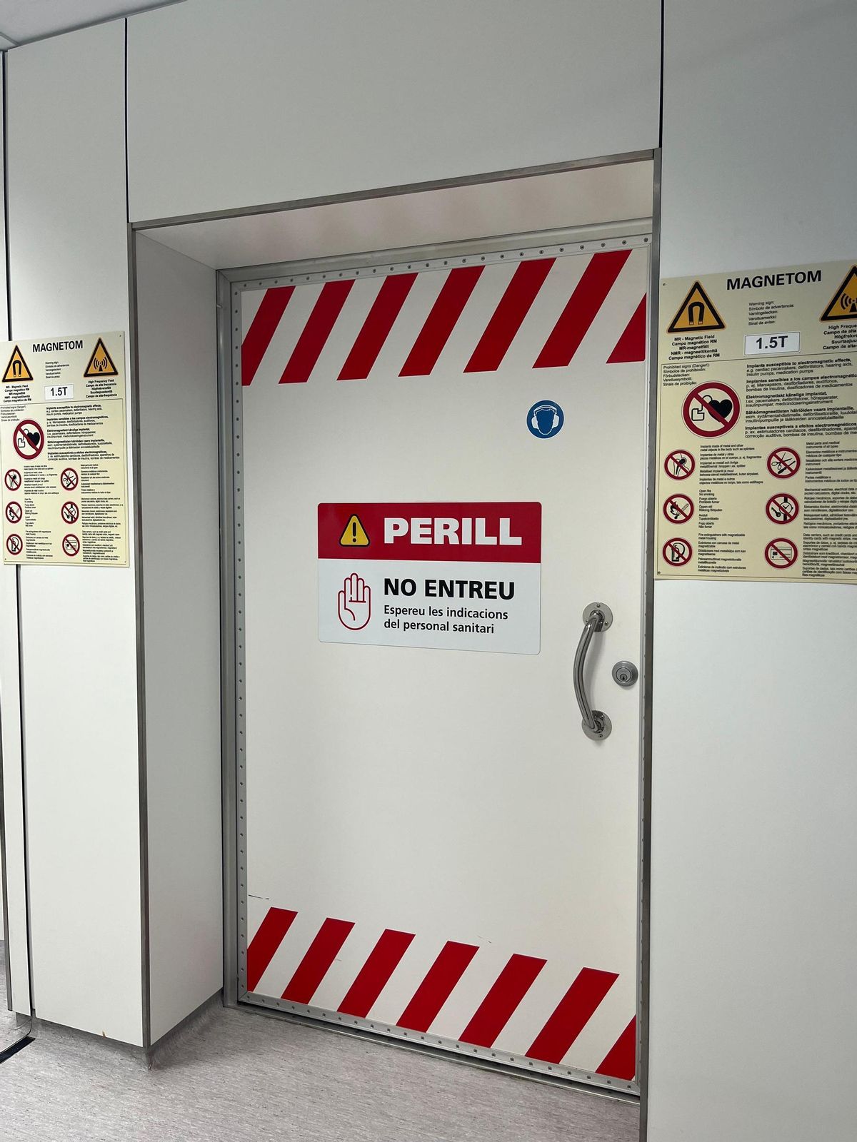 La porta d'entrada a la sala de ressonàncies d'Althaia està senyalitzada