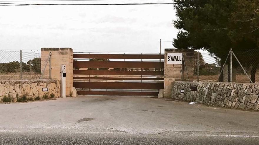 Camino de entrada a s´Avall que pueden usar los empadronados en el municipio de ses Salines.