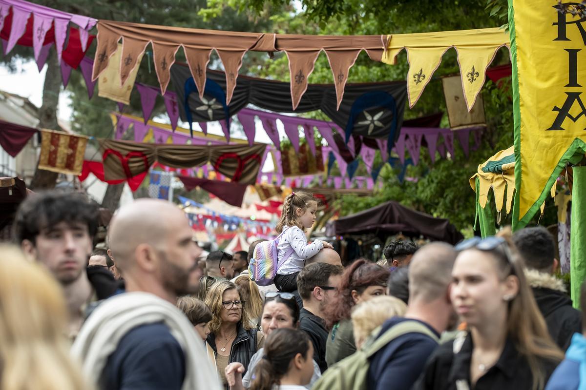 Caballeros, escuderos y combates en la arena convierten La Chacona en uno de los escenarios más espectaculares de la feria.