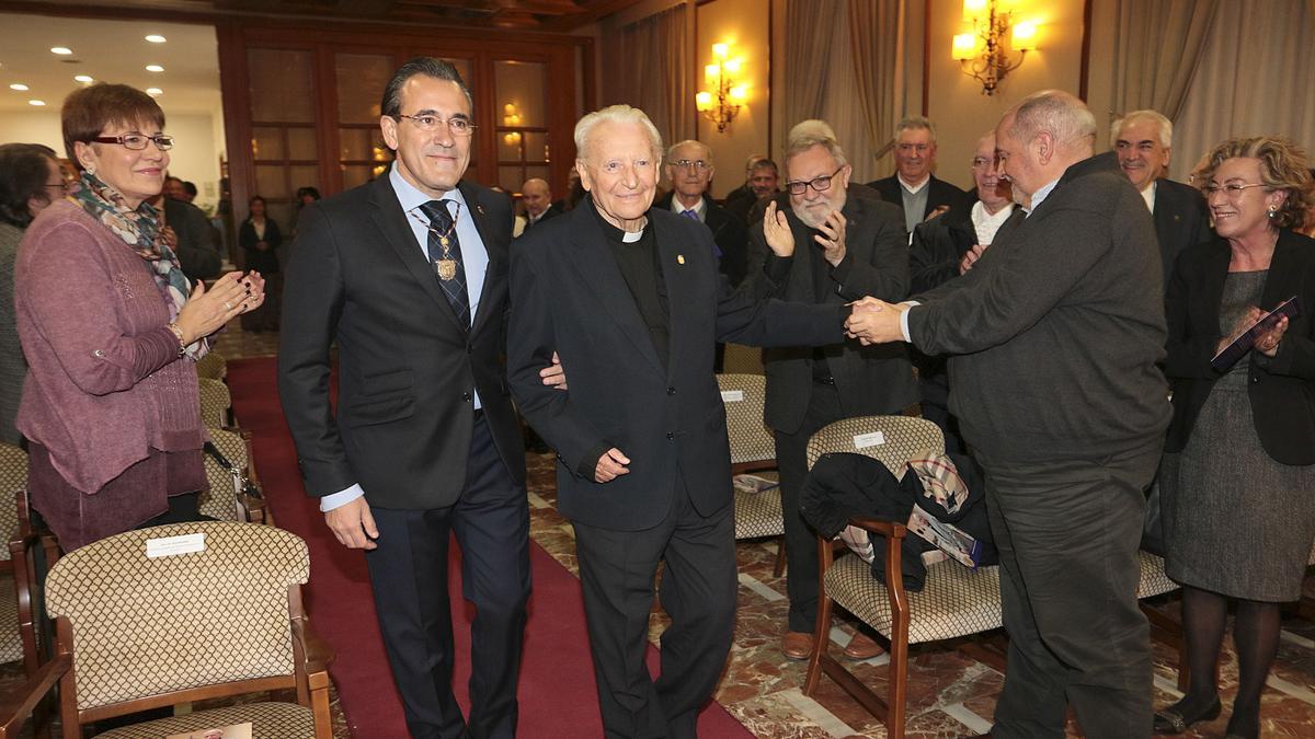 El padre Puig, con el alcalde Torró, el día que fue elevado a Hijo Predilecto.