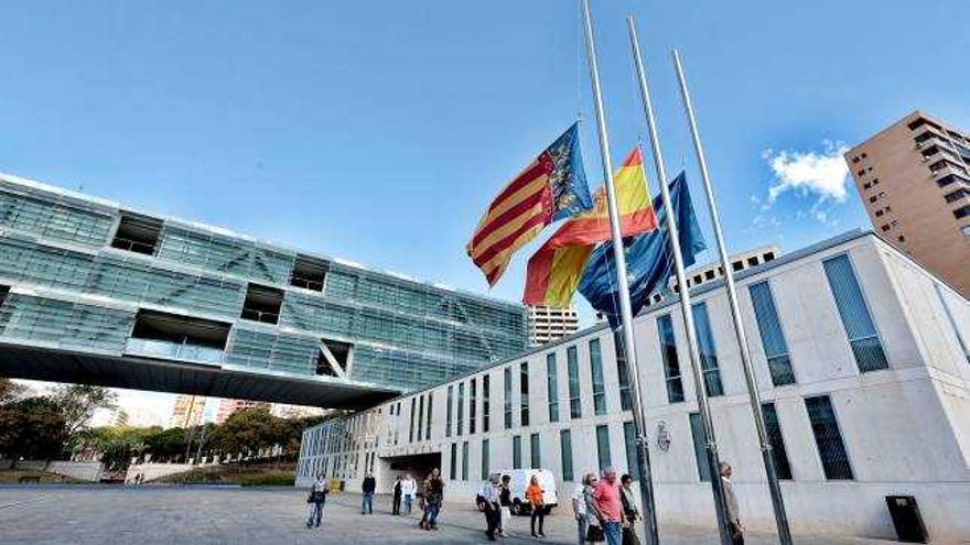 Las banderas del Ayuntamiento, ayer, a media asta.