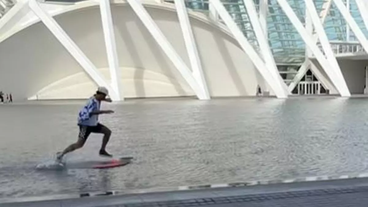 El cuádruple campeón de Europa de skimboarding surfea las aguas de la Ciudad de las Artes