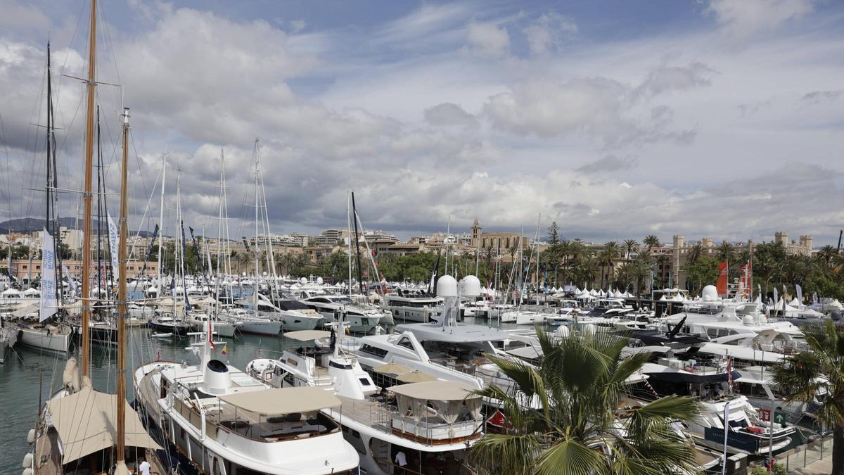 Numerosas embarcaciones de alquiler permanecen amarradas en puerto en pleno verano.