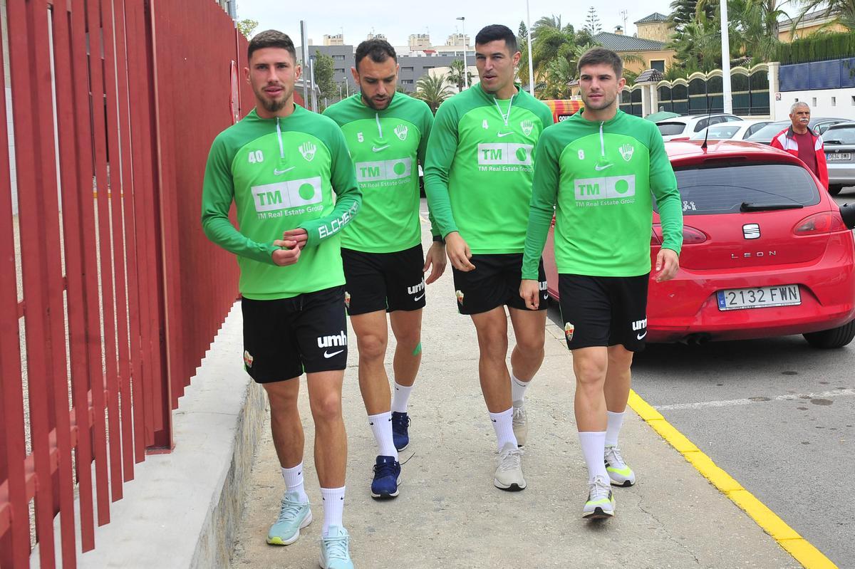 Carmona, Gonzalo Verdú, Diego González y Raúl Guti, llegando al campo Díez Iborra para entrenar