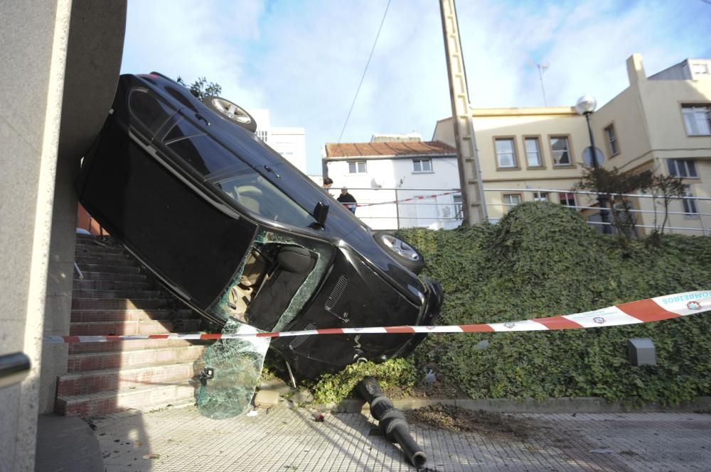 Rescatados de un coche ''colgando'' en Pastoriza