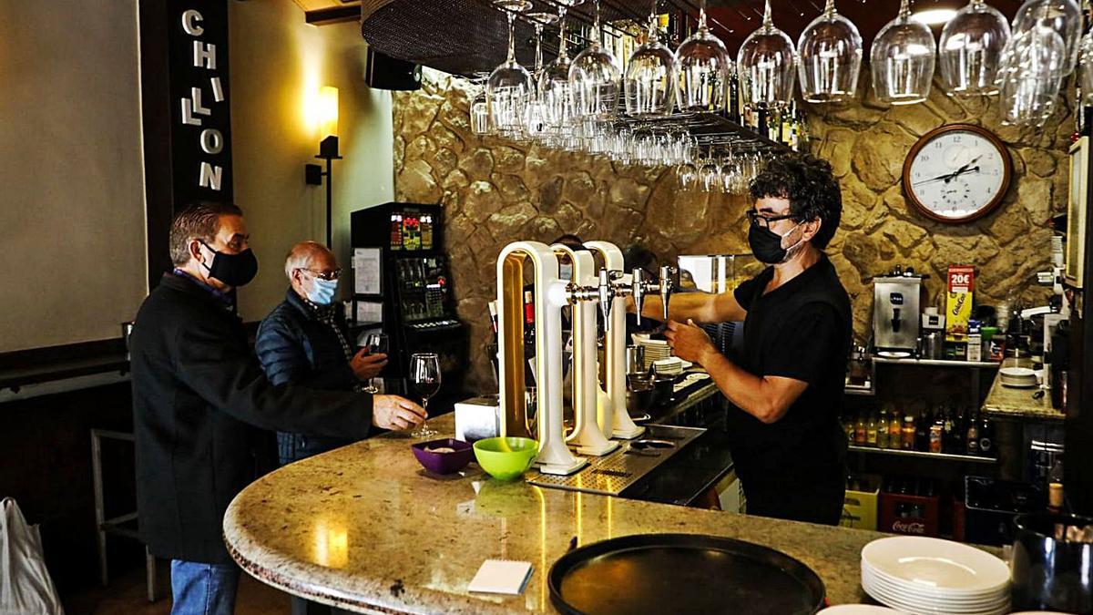 Clientes en la barra de un bar de la ciudad, ayer. | Nico Rodríguez