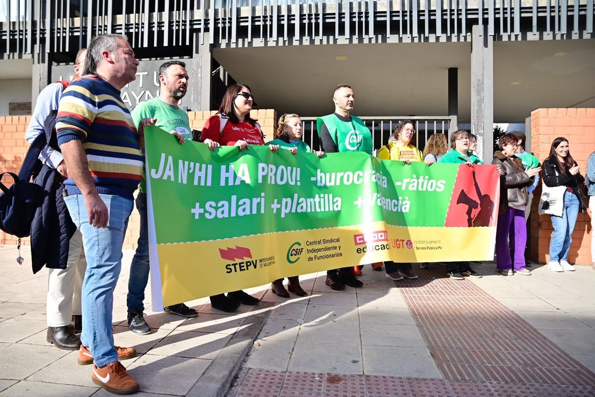 Concentración a las puertas del IES Sos Baynat de Castelló.