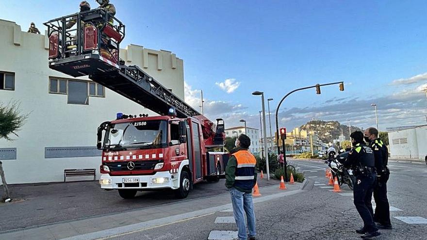 Els efectius d’emergències retirant les plaques. | AJUNTAMENT DE BLANES