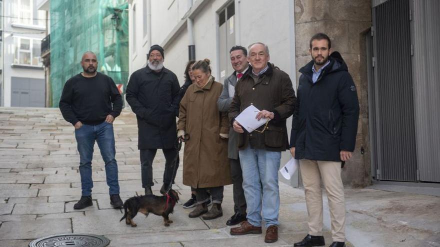 Vecinos y ediles del PP, con Lorenzo de 2º por la derecha. | | C. /R. A.