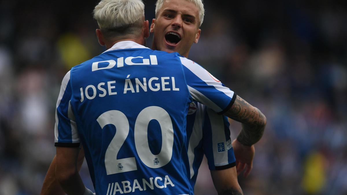 Alcaina celebra su gol con José Ángel.