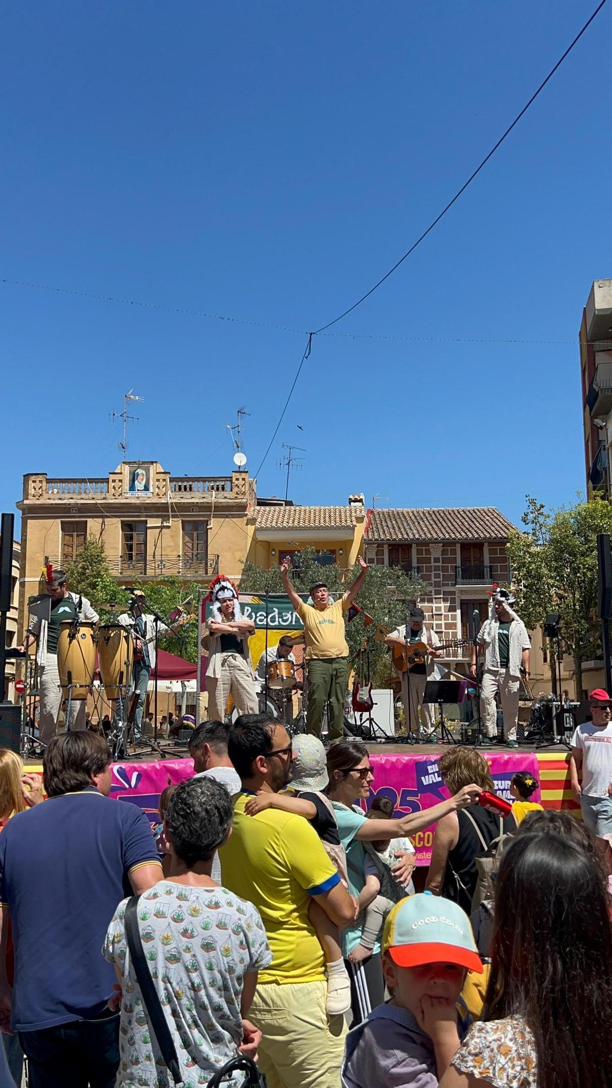 El concierto de Trobadorets hizo las delicias de los más pequeños de la casa y cautivó al público en Betxí.