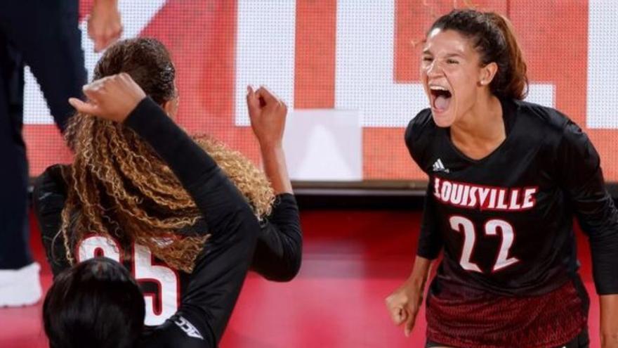 Raquel Lázaro, a la derecha, celebra un punto con Louisville.