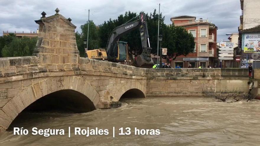 Rojales intenta controlar la avenida de agua con máquinas retroexcavadoras