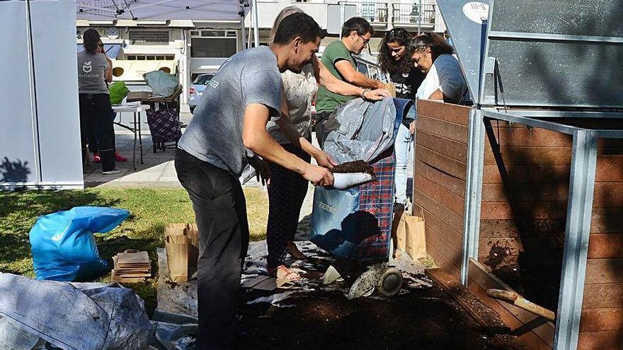 Actividad en uno de los composteros de Moaña.