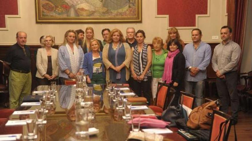 Los comerciantes de la Unión de Comercios Coruñesa, ayer, en el Concello, con dos ediles. / carlos pardellas