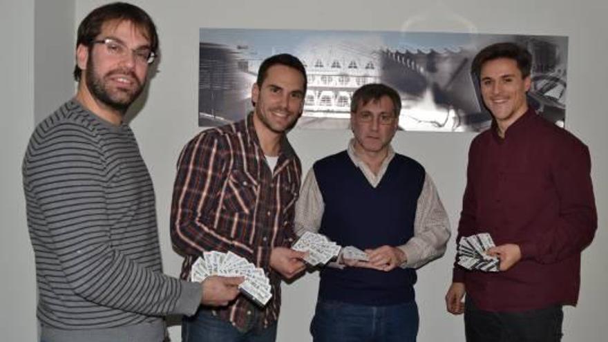 J. C. Puchalt, T. Ballesteros, R. Cebrià y A. Cebrián, con las tarjetas.