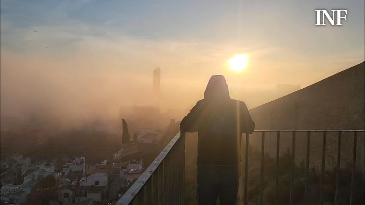 Alicante cubierta de niebla desde el castillo de Santa Bárbara