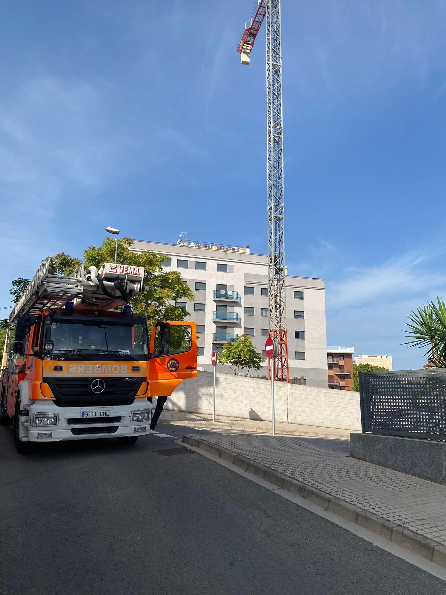 Rescatan a un hombre tras subirse a una grúa de la construcción en Xàtiva