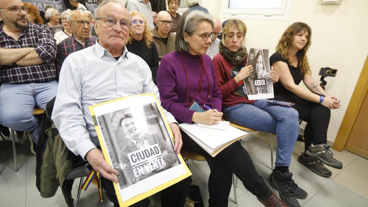 Vecinos asistentes a la reunión, este miércoles en la junta de distrito de Torrero, en el centro cívico del Barrio.