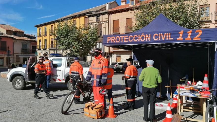 Voluntarios de Protección Civil, en una exposición de sus medios técnicos celebrada en la ciudad. | M. J. C.